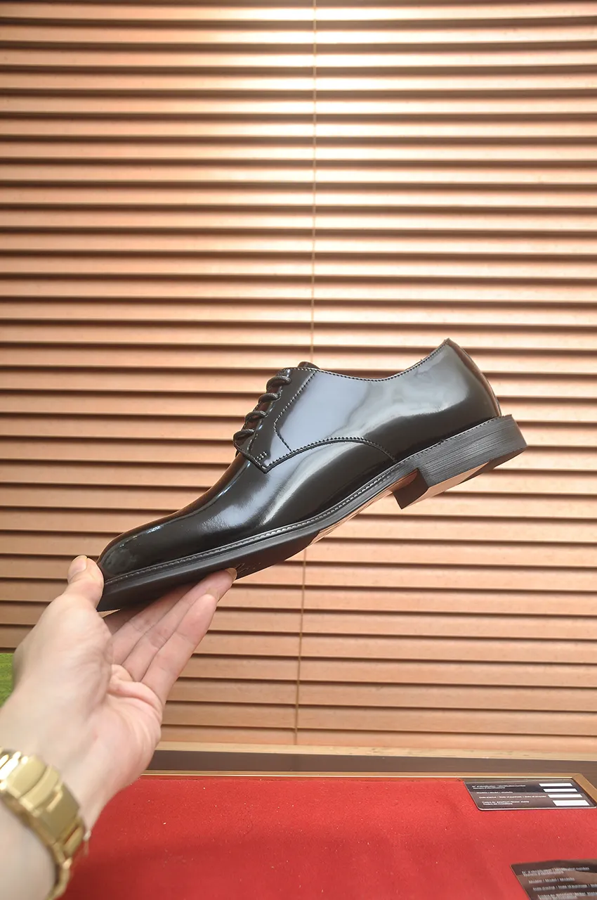 Men's shoes💰500💶Italy's top luxury men's shoe giant (GUCCI) (Gucci) (full cowhide lining) new arrival🍃Original European style🔰 Pleasant to the eye😍In order to make the shoes more durable and non-deformable🌀The production continues to follow traditional methods but there is still no lack of innovation💪Choose original sheepskin for the leather♻️ Smooth and natural And extra bright ⭐Made of imported cowhide, the first choice of rich people 38-45 (45 customized)